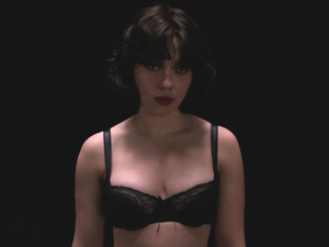 La frase del giorno: «Mi sono persa», Scarlett Johansson in “Under the Skin” di Jonathan Glazer, per rimorchiare i malcapitati.
