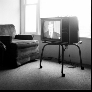 Perché la tv ci rende infelici. Abbaiando all'albero sbagliato