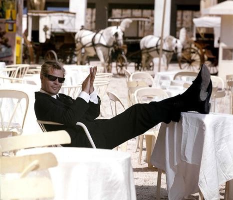 Marcello-Mastroianni-fuori-dal-set_image_ini_620x465_downonly-467x400