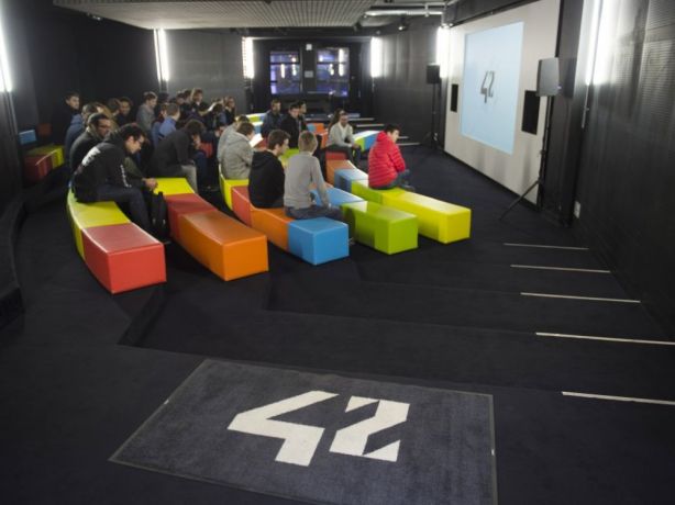 cover-r4x3w1000-587cce255436b-les-etudiants-de-l-ecole-informatique-42